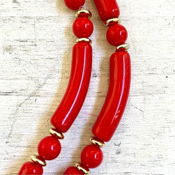 Red and gold tone beaded necklace - Picture 5 of 8